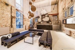 living open space decorat in stil loft, culorile dominante fiind tonurile de bej, maro și negru