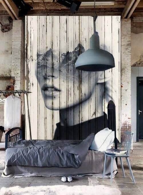 dormitor in stil loft cu perete stil scandura imprimat cu un portret abstract pe un fundal alb