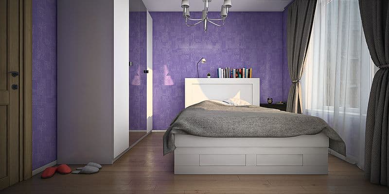 Dormitor decorat cu pereti lavanda, cu dulap mare, alb, pat dublu alb si podea maro