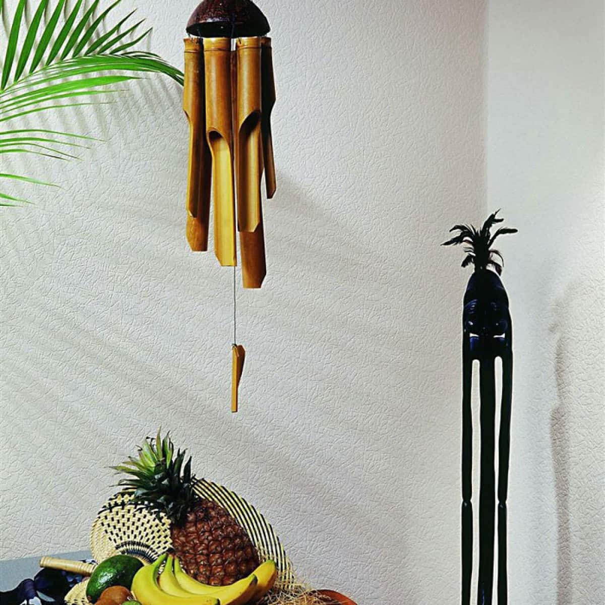 colt de bucatarie cu tapet alb, floare, banane, ananas si decoratiuni in coltul camerei si tavan