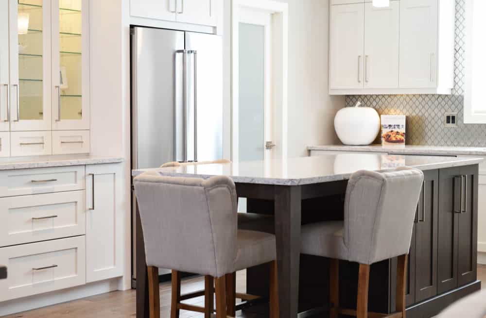 mobilier clasic de bucatarie dulapuri masa si scaune