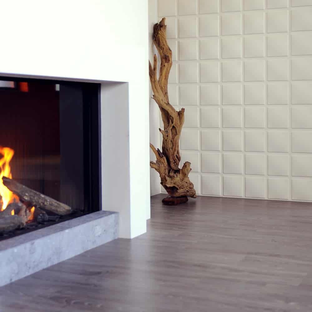 camera decorata cu panou decorativ alb si parchet din lemn