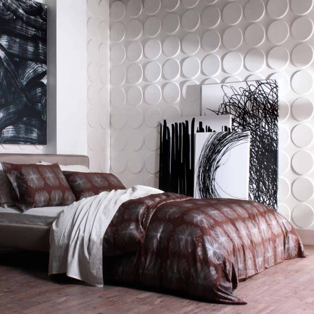 Dormitor cu pat dublu si un perete accent cu panouri decorative 3 D albe, un truc pentru amenajari in spatii mici
