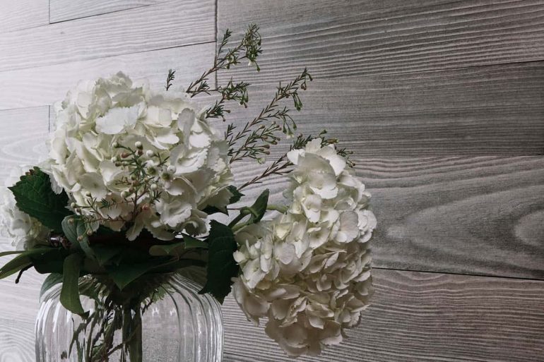 Cum înviorezi livingul cu un perete decorativ din lemn. Proiect DIY