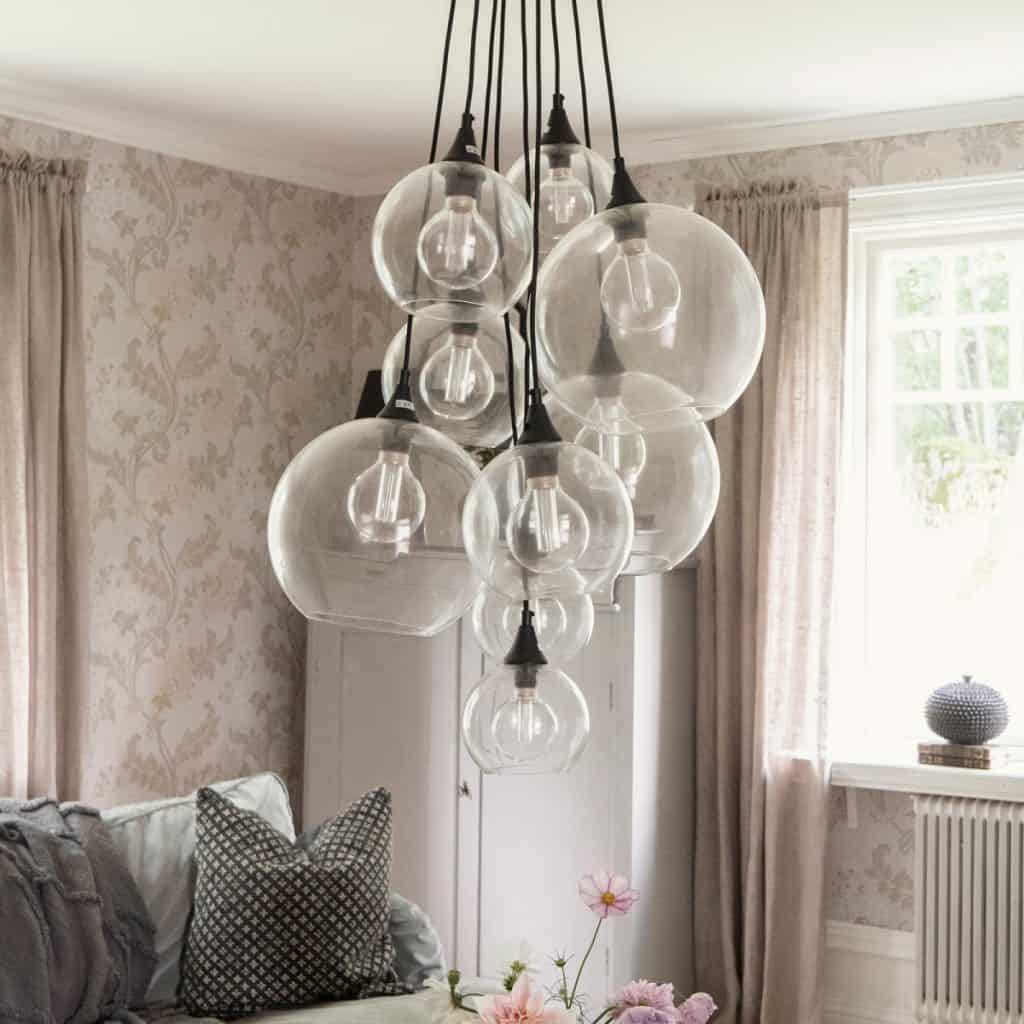 lampa de iluminat intr-un design in stil loft cu noua becuri si detalii metalice cu cablu negru
