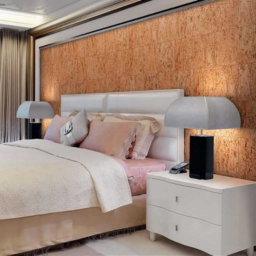 Dormitor cu perete amenajat cu panouri decorative din pluta, cu pat si noptiera si doua lampi