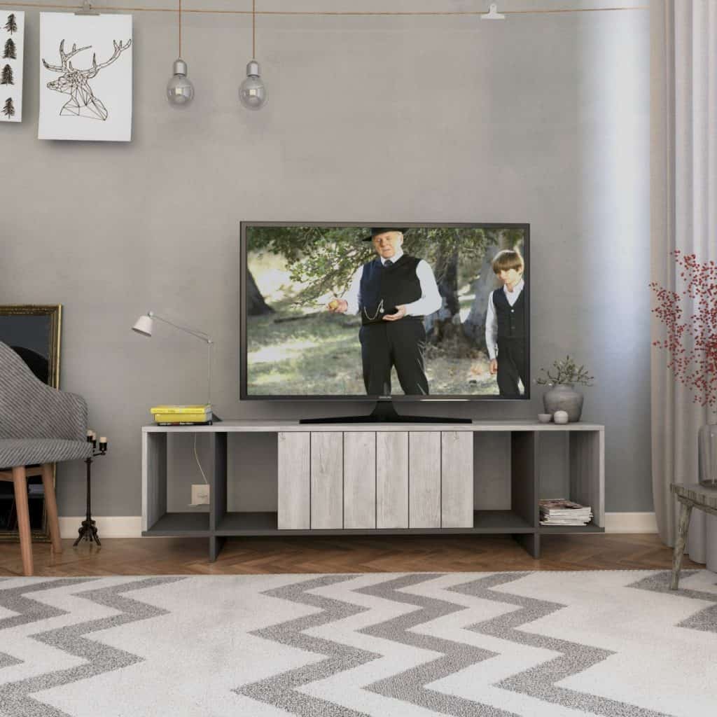 Comoda tv gri, cu televizor lampa si obiecte decorative, intr-un living cu pereti gri, fotoliu și tablou