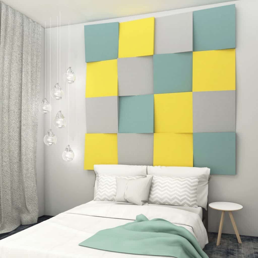 Petere decorat cu panouri decorative gri, galben și torcoaz, intr-un dormitor cu pat si scaun