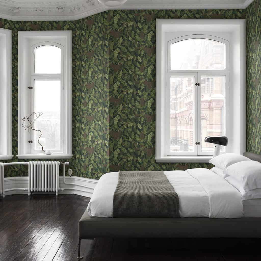 Pereti cu tapet cu frunze verzi de diferite nuante, intr-un dormitor cu pat si ferestre mari
