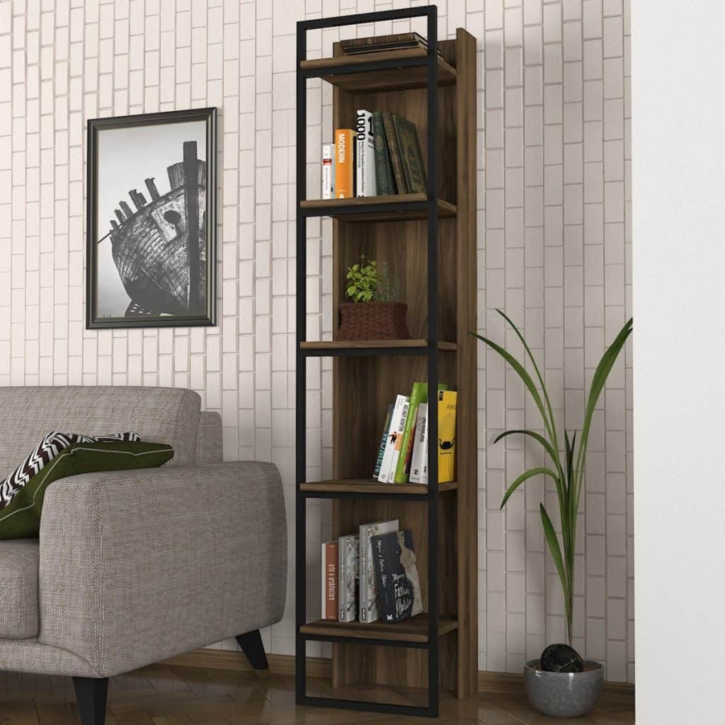 Biblioteca cu carti si obiecte decorative intr-un living cu canapea si o planta