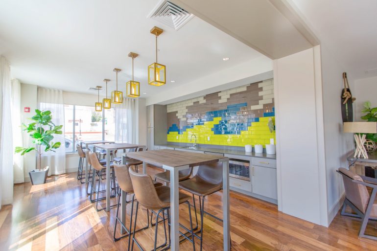 Culorile anului 2021 în designul interior. Cum să le alegi și combini pentru un decor senzațional