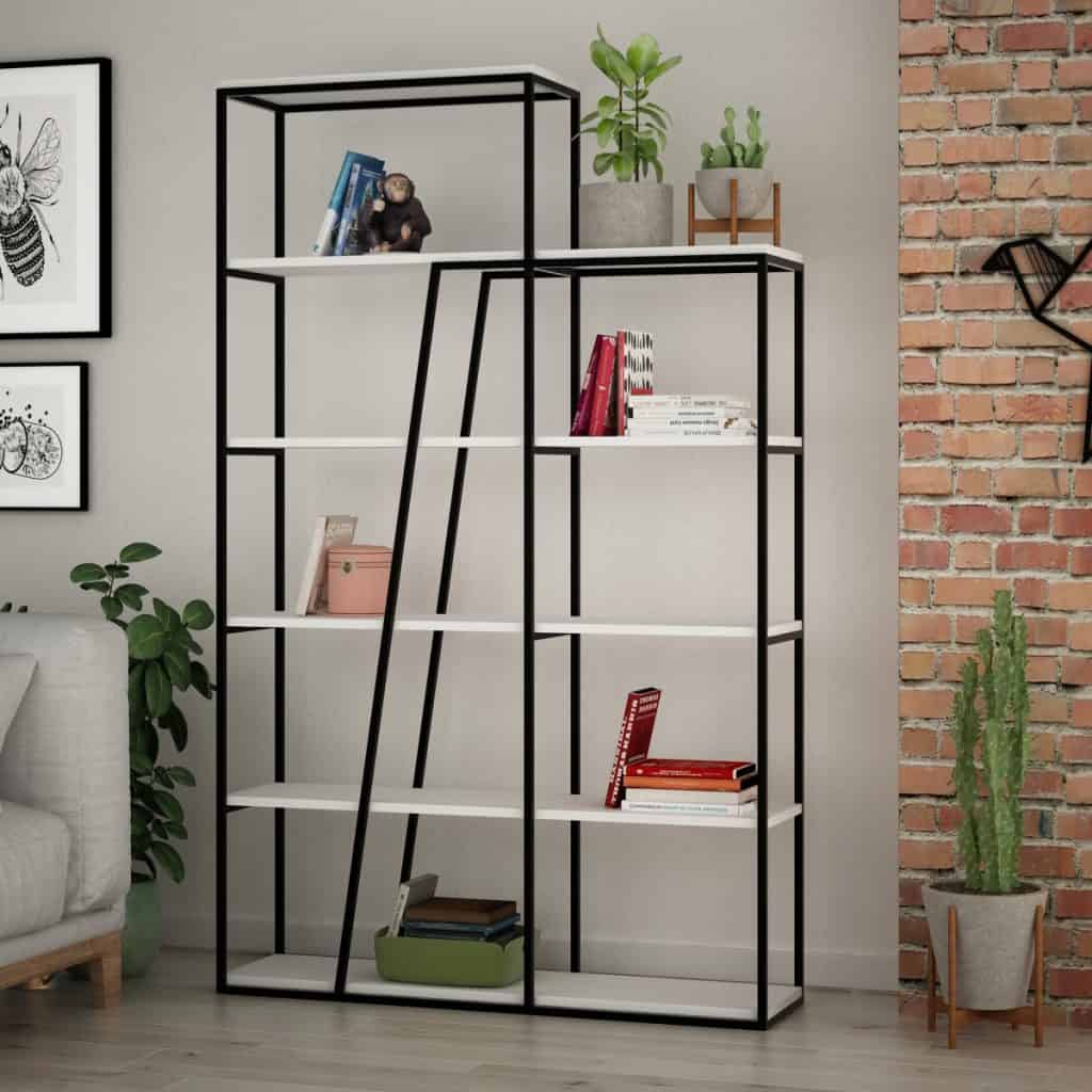 Biblioteca cu carti, plante si obiecte decorative intr-un living cu tablouri, fotoliu si un perete accent din caramida