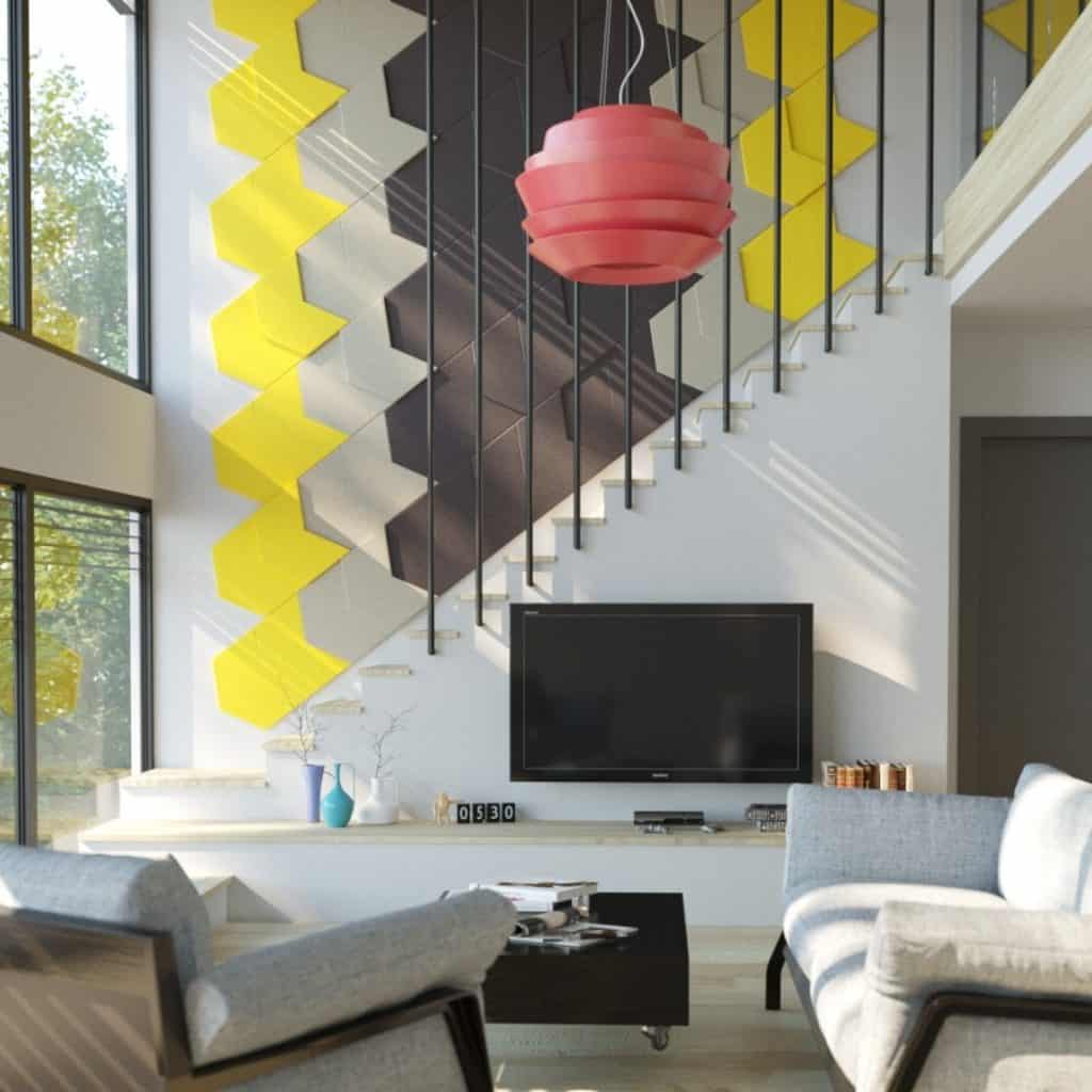 Living cu scara interioara, decorata cu panouri decorative cu galben si gri, cu televizor, obiecte decorative si fotolii