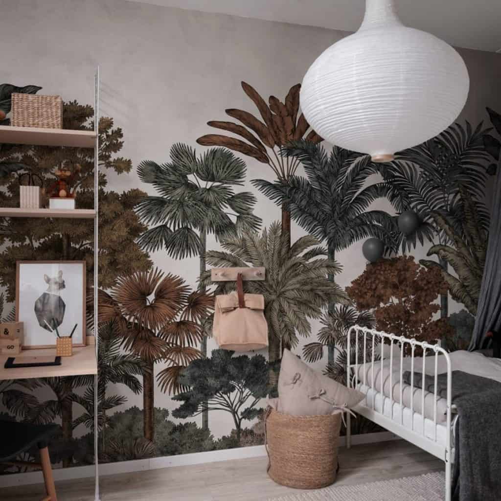 Fototapet cu padure tropicala intr-o camera cu pat, rafturi si obiecte decorative