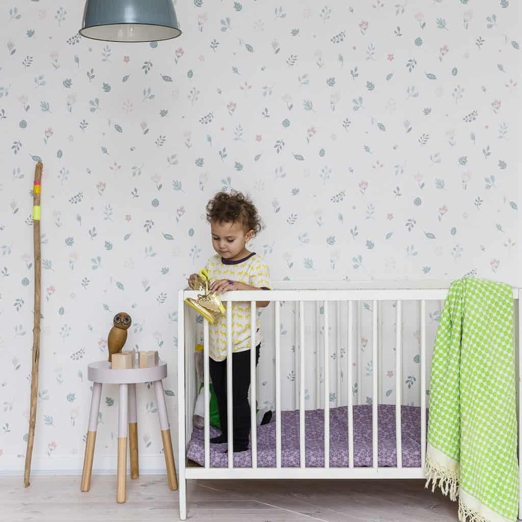Tapet Hillevi in camera cu patut cu un copil si masuta cu obiecte decorative