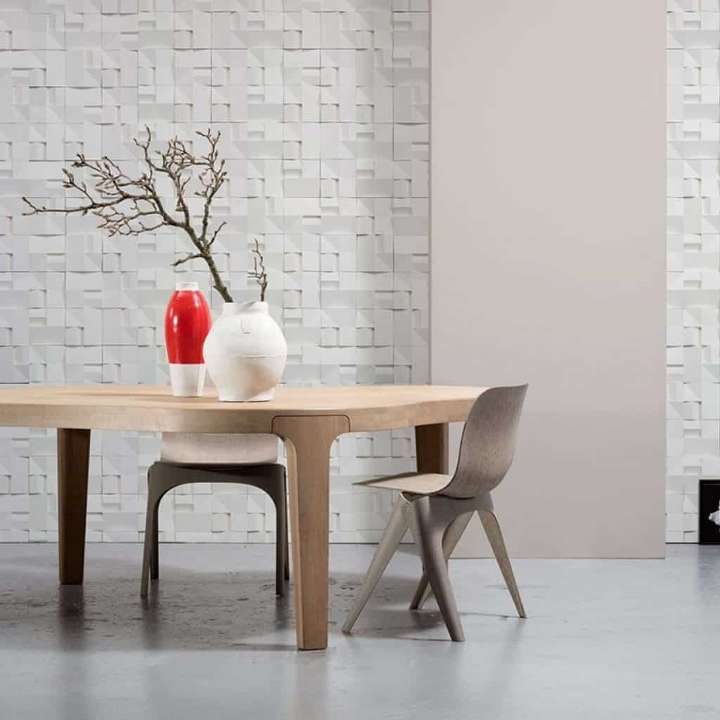 Tapet House Ceramics intr-o incapere cu masa rotunda, doua scaune si vase cu plante decorative