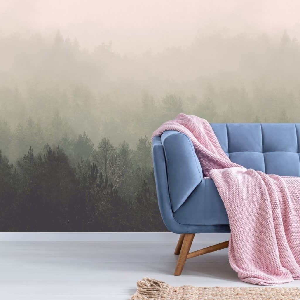 Tapet Nordic Dawn intr-un living cu canapea de culoare albastru deschis si un pled roz
