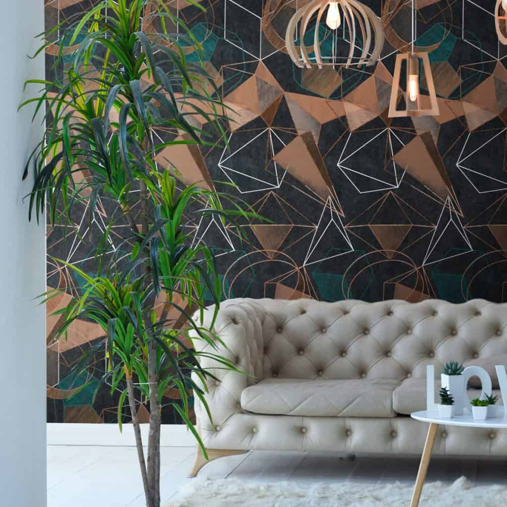 Perete cu tapet Perspectives intr-un living cu canapea alba, planta decorativa mare, masuta de cafea pe care se afla elemente de decor