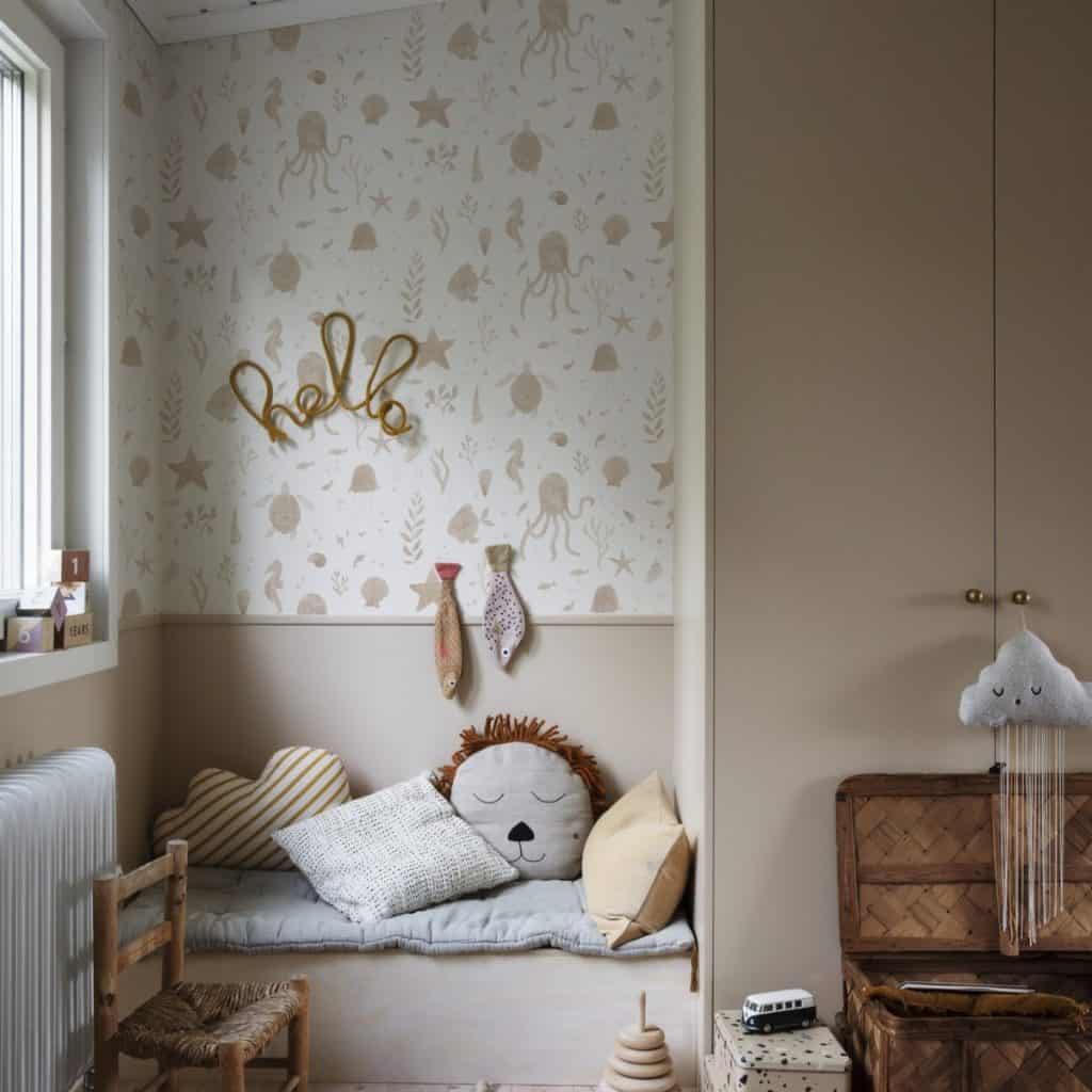 Tapet Della intr-o camera cu divan cu perne decorative, scaun, dulap si obiecte decorative
