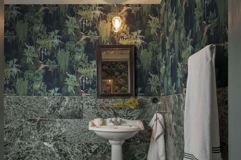 Băi amenajate cu tapet. 5 idei cool pentru un decor original