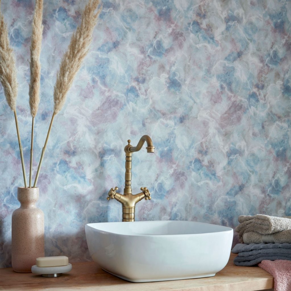Tapet Quartz intr-o baie cu lavoar, prosoape, sapun si un vas cu plante decorative