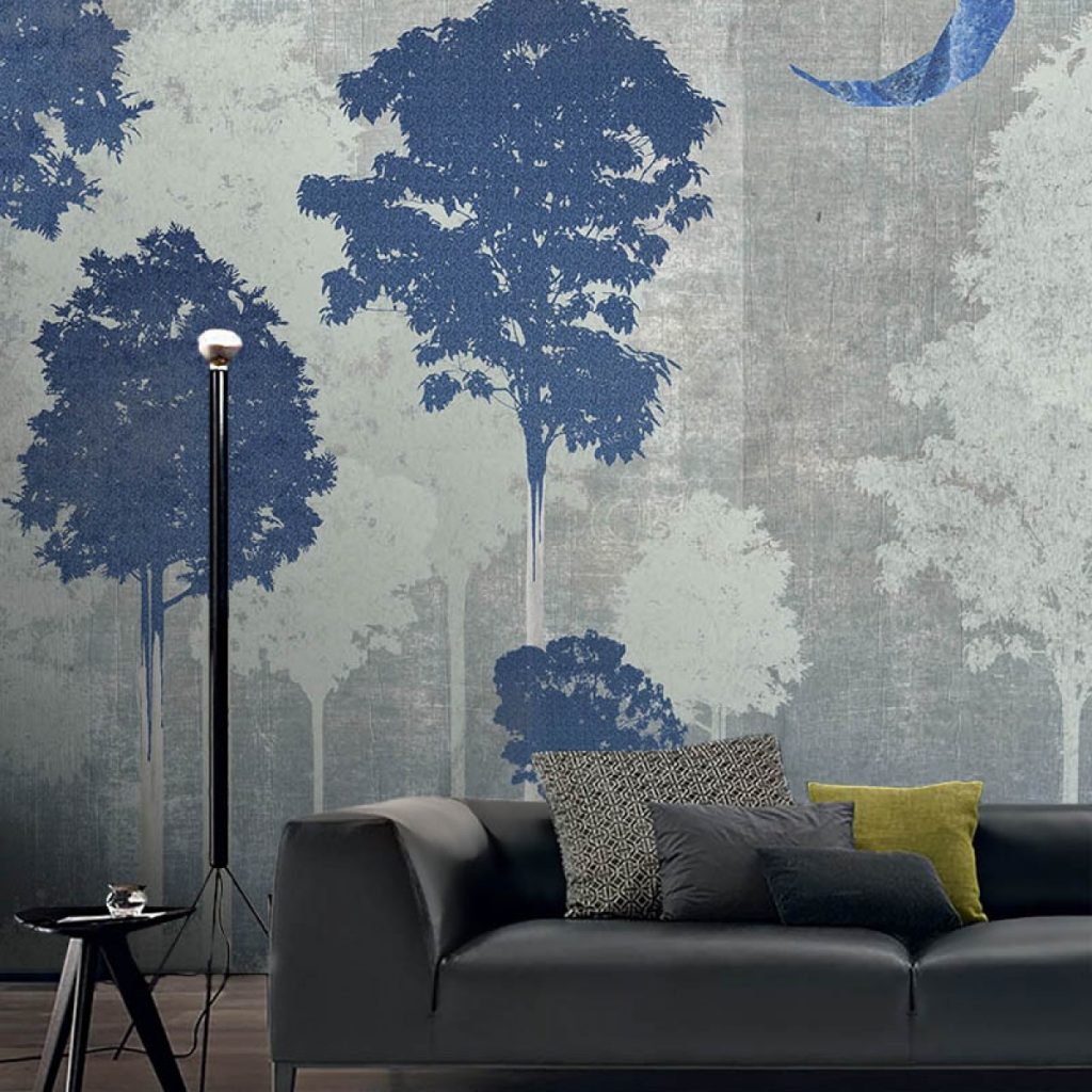 Fototapet Foresta Azul, Idea Murale, intr-un living cu canapea gri si perne decorative, scaun triunghiular negru si lampa de podea