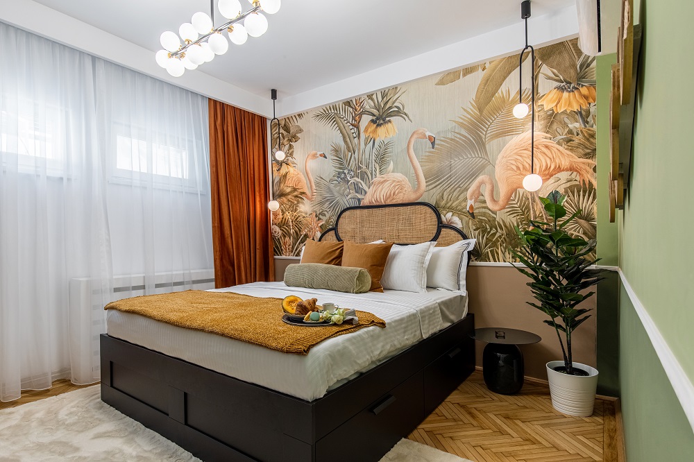 dormitor din proiectul birds of paradise cu perete accent realizat cu fototapet personalizat flamingo eden de la photowall