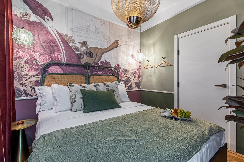 dormitor din proiectul birds of paradise, decorat in stil modern, cu fototapet personalizat talking birds de la idea murale, pat de dormitor dublu si draperie visinie