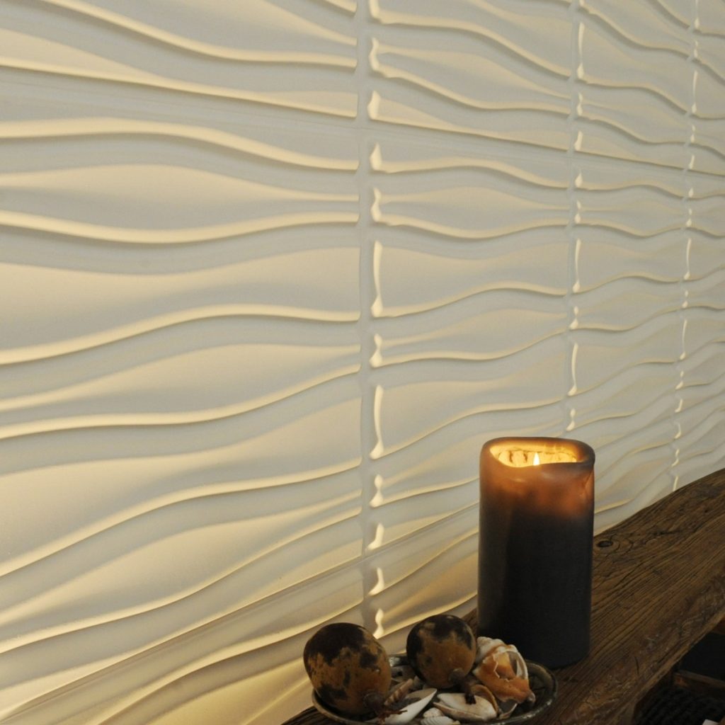 Panouri decorative 3D Flows, WallArt, pe un perete langa care se afla o polita cu lumanare si obiecte decorative