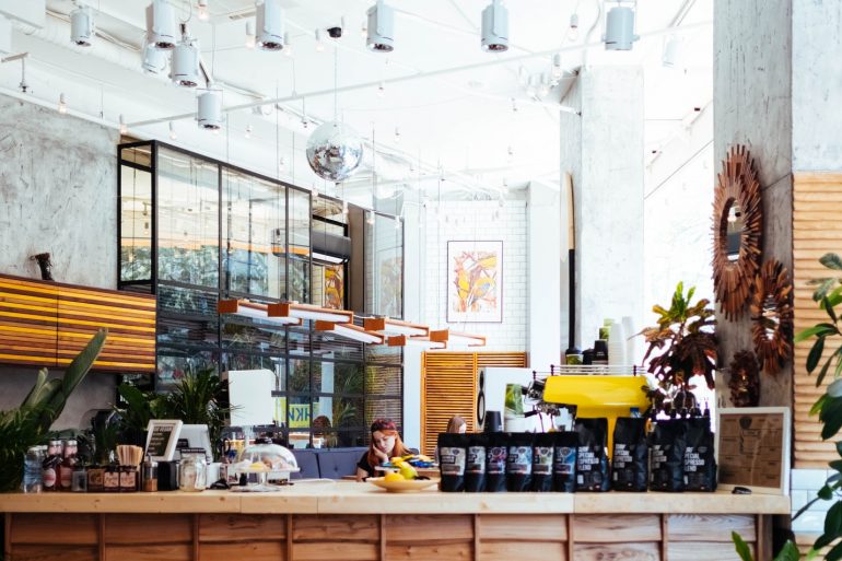 Designul interior pentru o cafenea. Ce alegem pentru decorul pereților