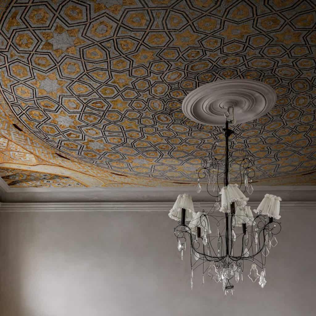 Fototapet 3D Tehran, Rebel Walls, pe tavanul unei camere cu candelabru