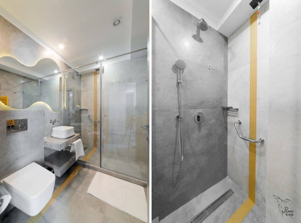 Colaj cu doua imagini dintr-o baie, in stanga cu cabina de dus, lavoarul alb, vasul de WC si oglinda, iar in dreapta cu interiorul cabinei de dus