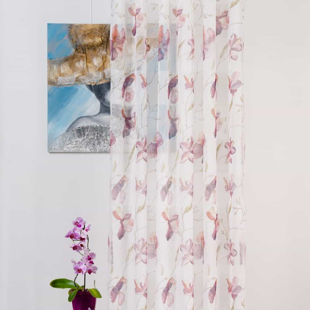 Perdea Patricia, cu model floral, in fata unui perete cu un tablou cu o femeie cu palarie si un vas cu orhidee