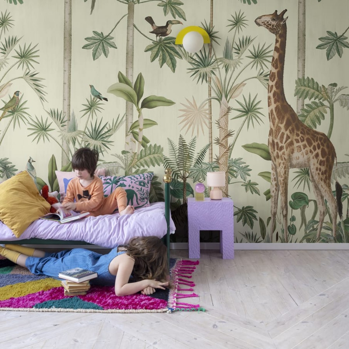 Fototapet Giraffe's Stroll, Sunny, personalizat, Rebel Walls, Fototapet pentru copii, Fototapet 