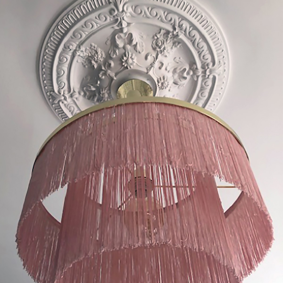 Lampă suspendată Frans, din metal, cu franjuri textile albe/roz/negre, Globen