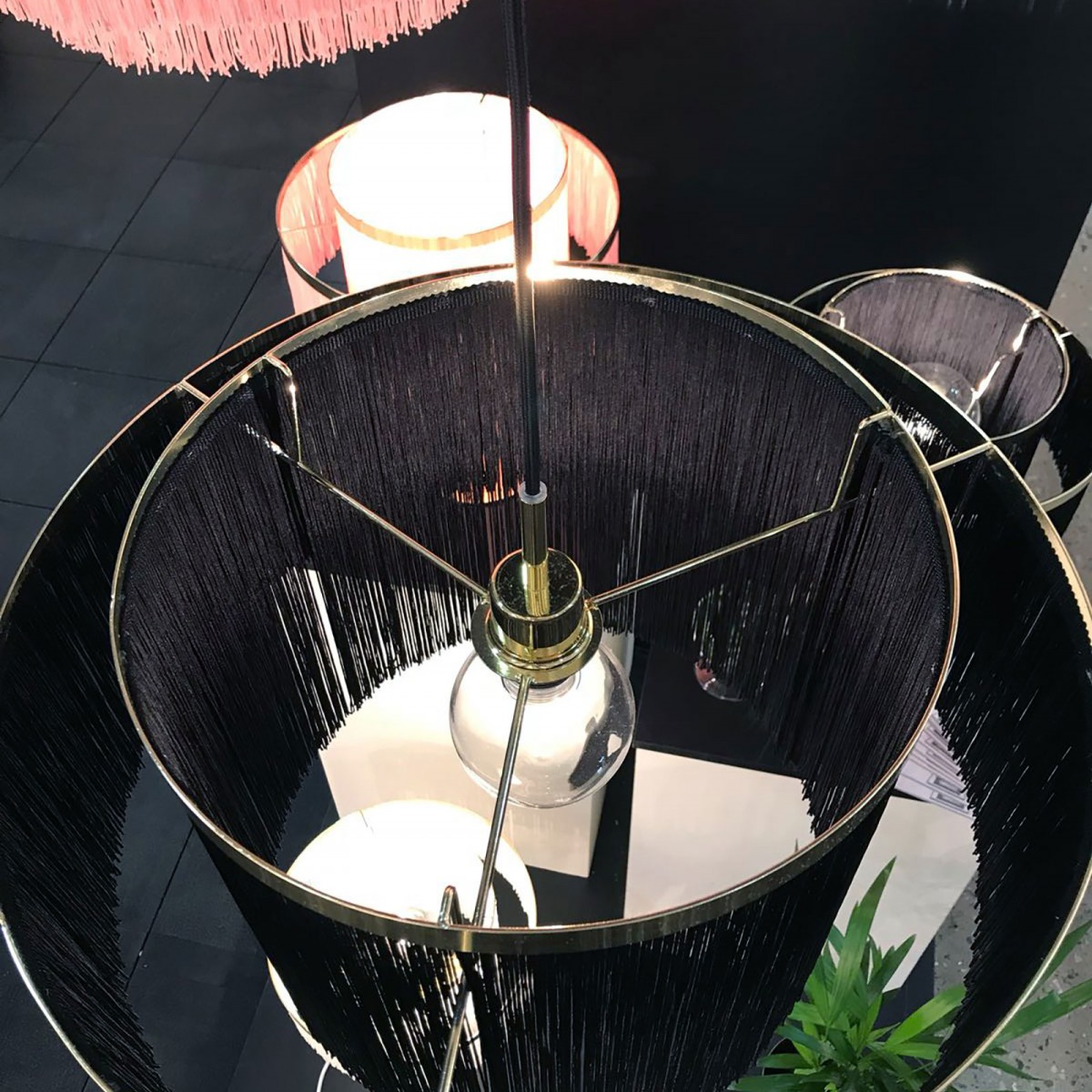 Lampă suspendată Frans, din metal, cu franjuri textile albe/roz/negre, Globen