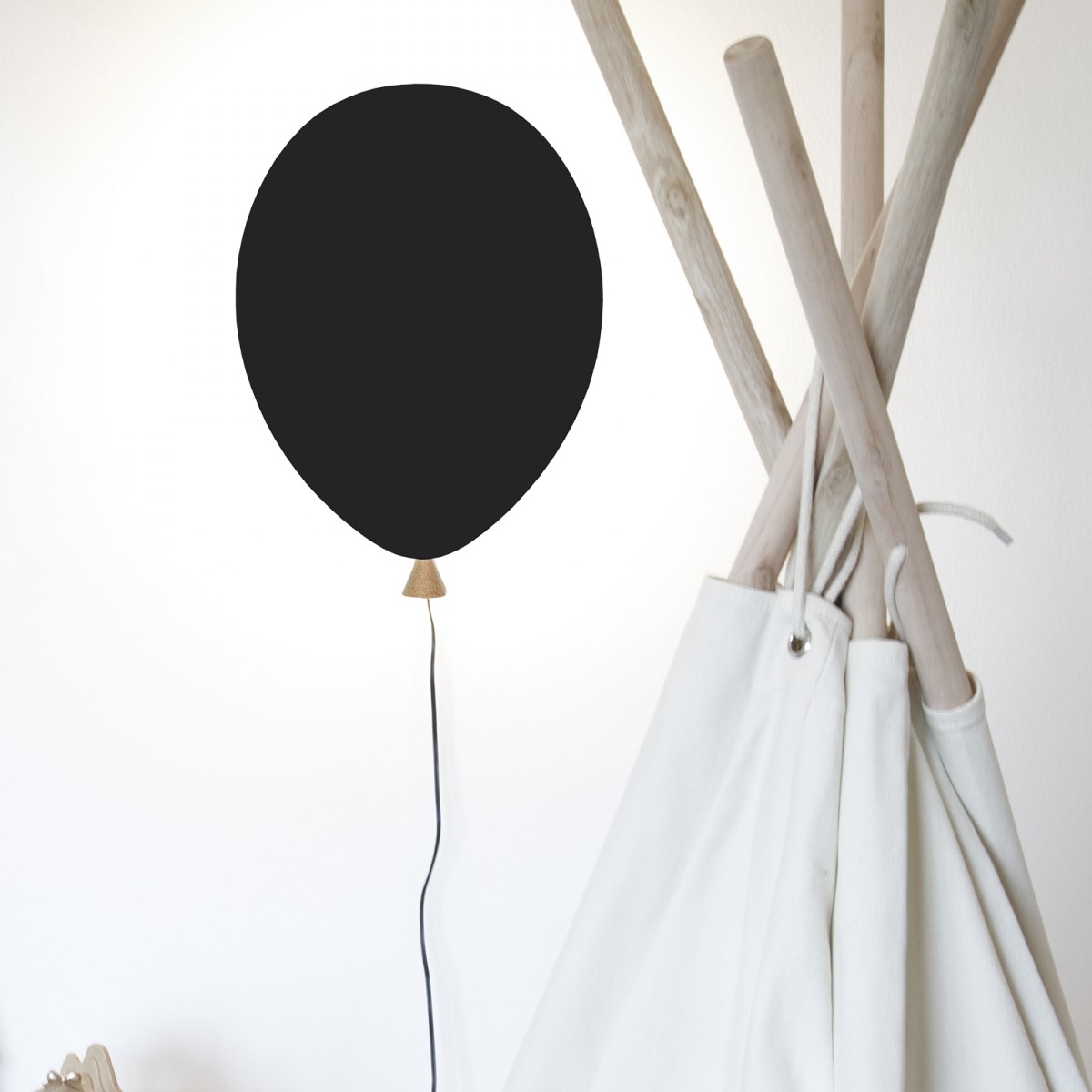 Aplică perete Globen, în formă de balon, disponibilă în culorile alb, negru, roz, gri, albastru, cu înălțimea de 35cm și lățimea de 25cm | XT Deco, Aplice, Iluminat 