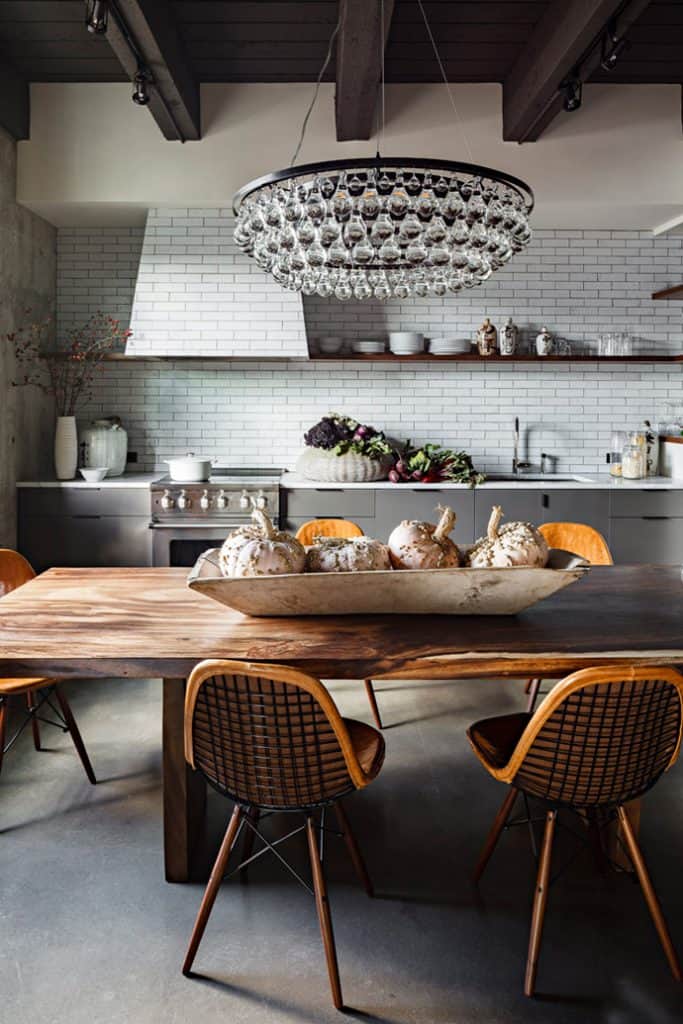 Această bucătărie modernă decorată în stil Loft, cu lustră în stil industrial, se potrivește de minune cu restul accesoriilor minimaliste bucatarie in stil loft cu masa si scaune din lemn masiv maro si lustra cu becuri albe, industriala