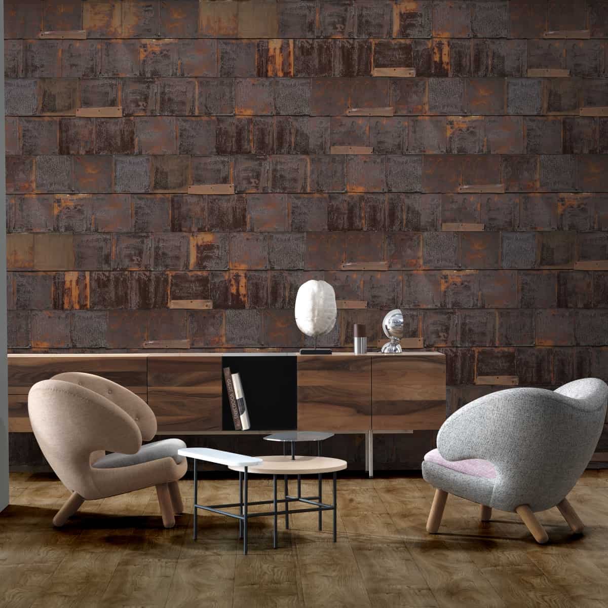 birou in stil industrial, cu tapet care inima metalul ruginit, si elemente de decor din lemn, robuste, cu inseratii metalice, totul in tonuri de maro si culori ruginii