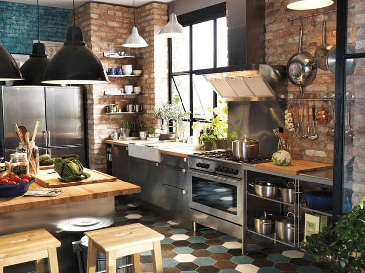 bucatarie in stil industrial pereti de caramida expusa si elemente de decor si electrocasnice metalice, in tonuri de negru, gri si bej