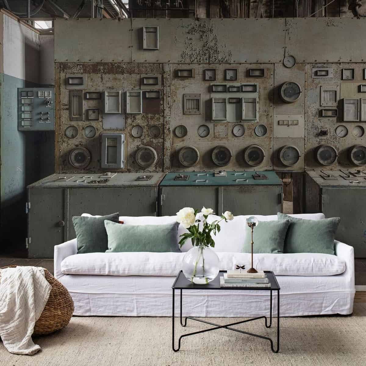 mobila in stil industrial, in tonuri de alb, verde, crem si negru, podea bej si fototapet care imita interiorul unui turn de control parasit