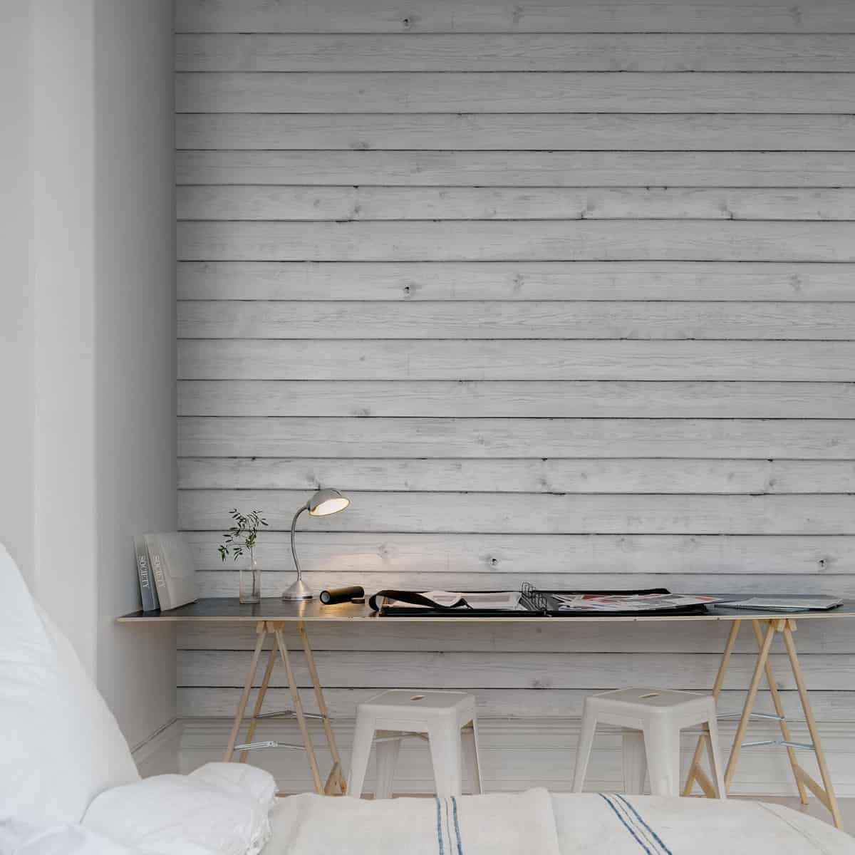 dormitor decorat cu tapet de culoare alba, care inita lemnul vopsit, cu elemente de decor albe si bej deschis