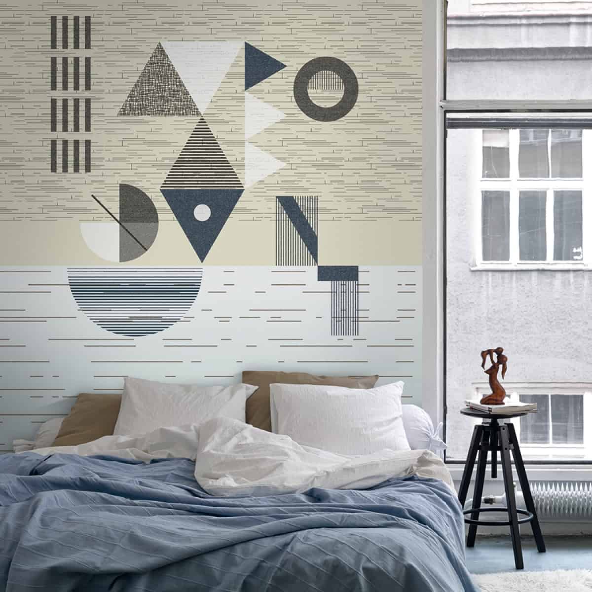 dormitor decorat cu tapet de culoare bej, cu tonuri de albastru, gri si maro, cu pat dublu alb cu albastru si noptiera neagra