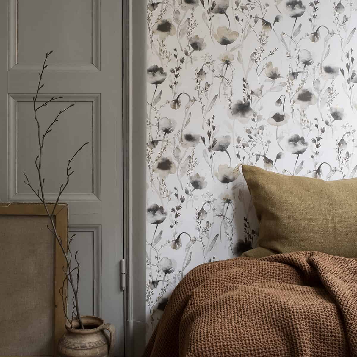 dormitor decorat cu tapet de culoare lavanda, pat si elemente de decor mari si usa gri