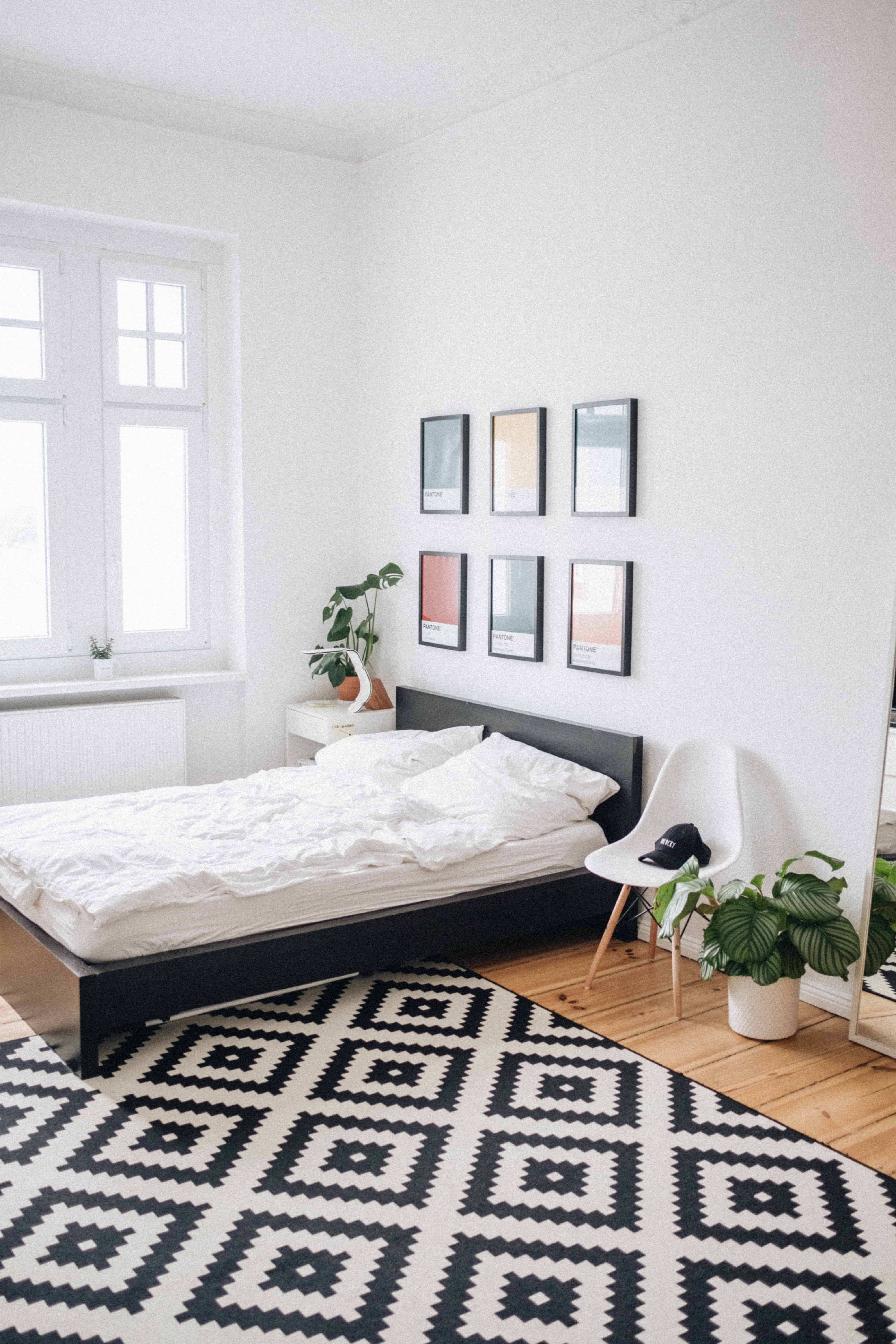 dormitor in stil scandinav, caracterizat de lipsa perdelelor la geam