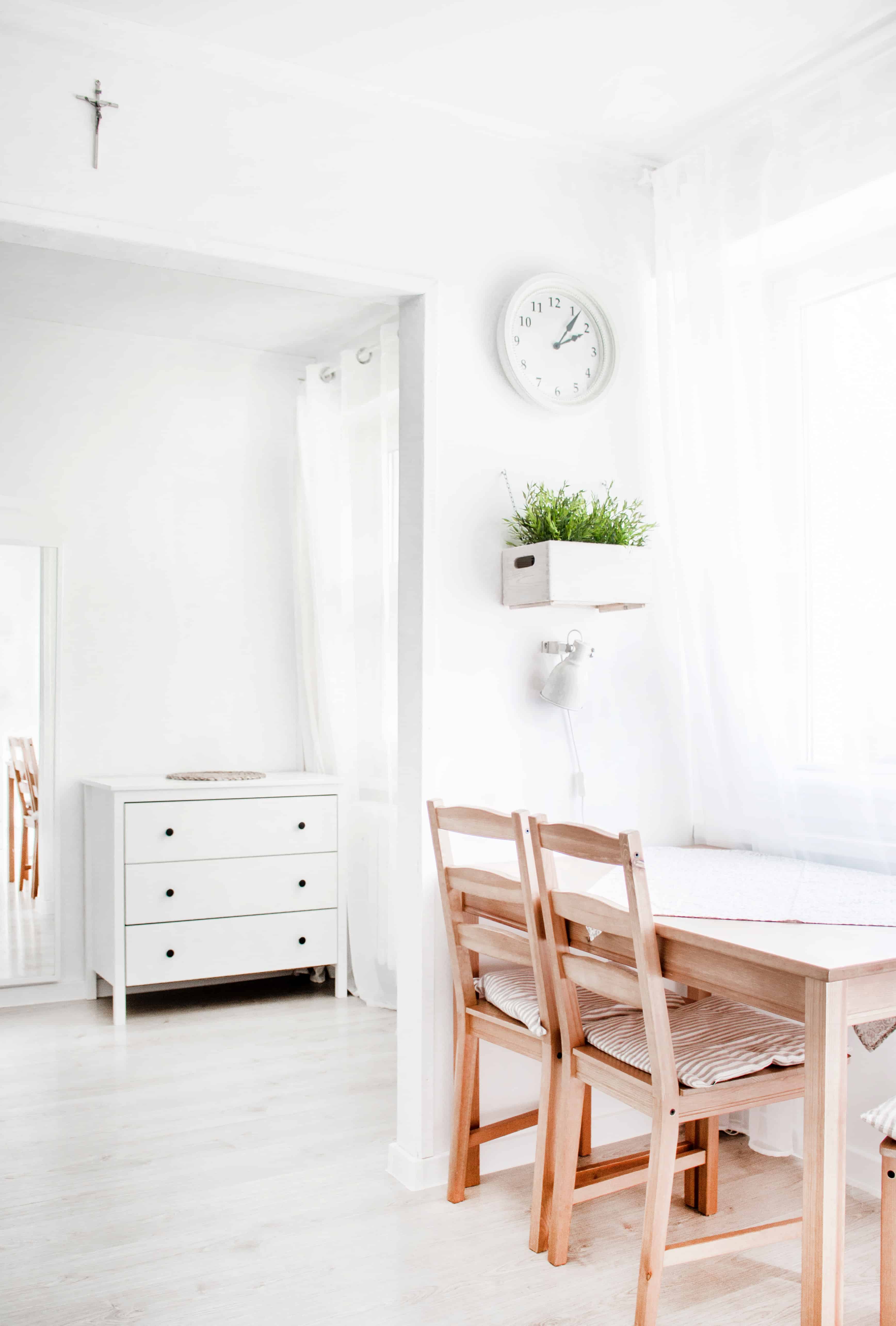 living decorat in stil scandinav, in tonuri de alb si maro, foarte luminat
