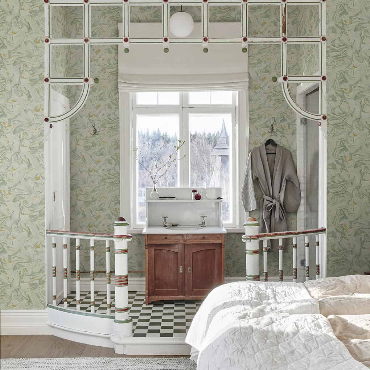 Tapet in stil scandinav, in tonuri de verde pal, intr-un dormitor cu design scandinav, cu baie open space si fereastra