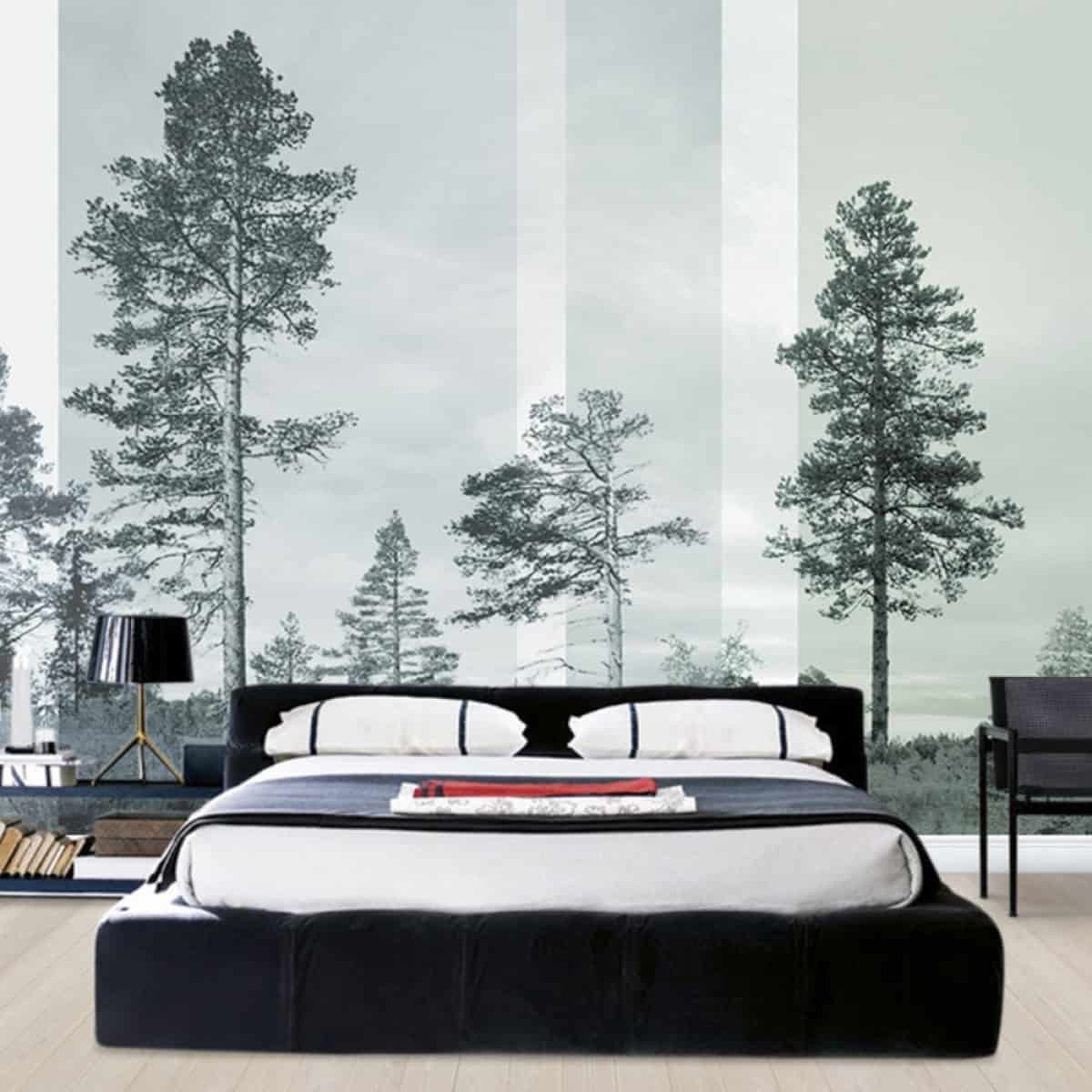 Dormitor in stil scandinav cu perete-accent cu fototapet cu brazi, in tonuri de gri si negru
