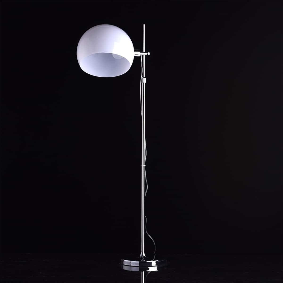 Lampadar cromat, argintiu cu alb, cu un singur glob mare, pe fundal negru
