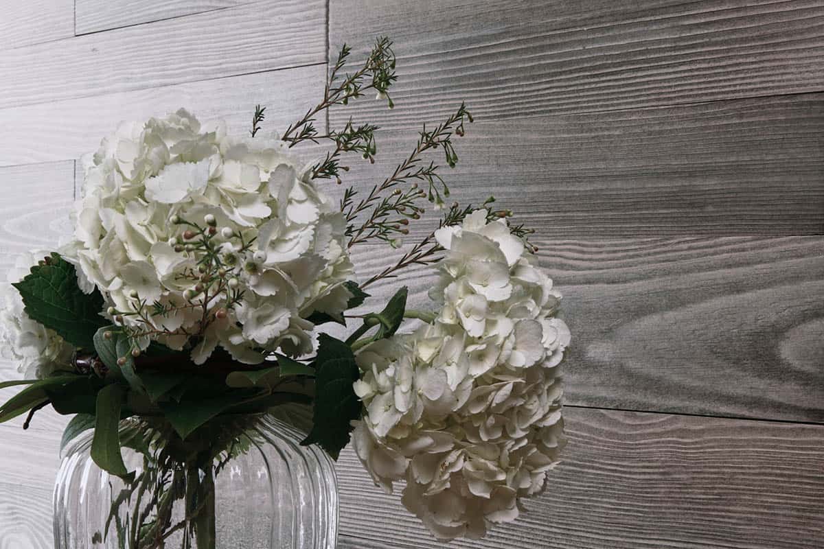 Cum înviorezi livingul cu un perete decorativ din lemn. Proiect DIY
